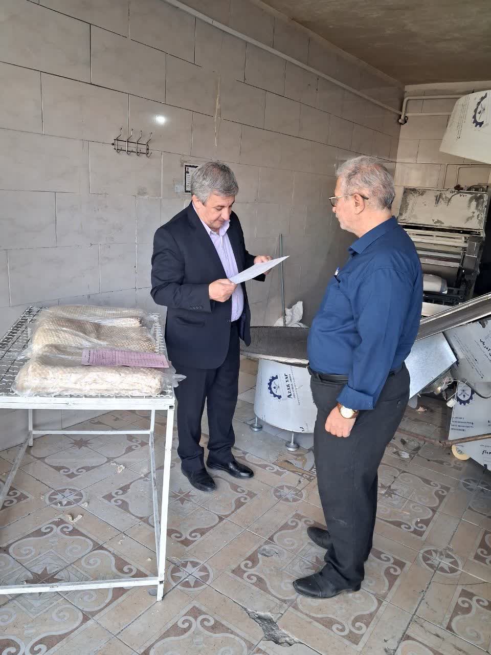 بازدید فرماندار تاکستان از نانوایی‌ها؛ برخورد قانونی با کم‌فروشی و تعطیلی غیرمجاز